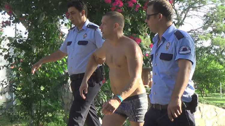 Алкоголь заставил пару туристов угнать лодку в Кемере