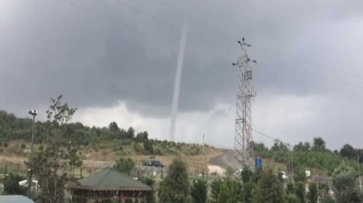 Непогода в Стамбуле началась со смерча