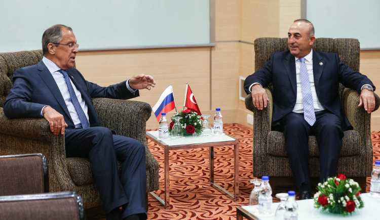 Чавушоглу обсудил с Лавровым армяно-азербайджанский конфликт