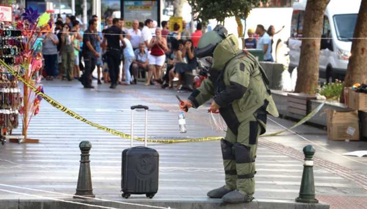 В центре Анталии подрывали подозрительный чемодан