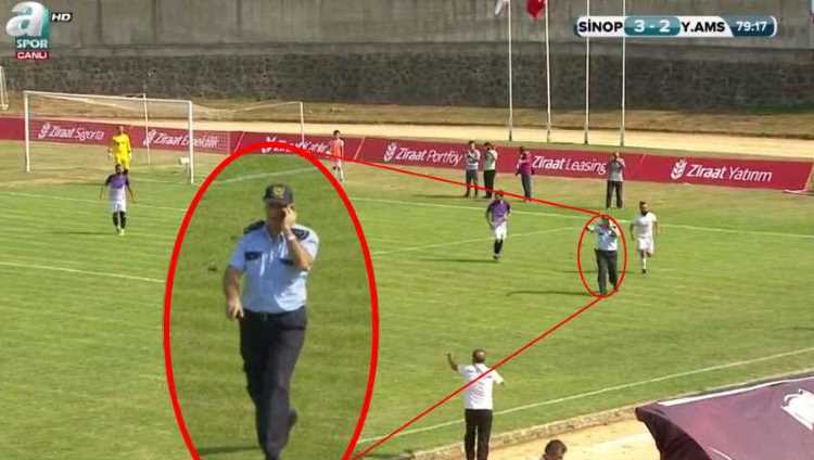 Полицейский вышел на поле во время матча