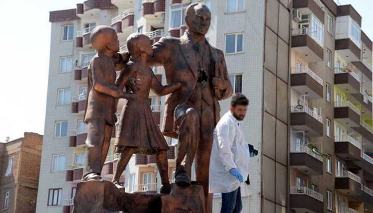 Мужчина молотком повредил памятник Ататюрку