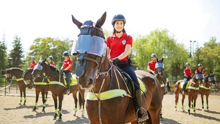 Конная полиция выходит на улицы Анталии, Анкары и Измира