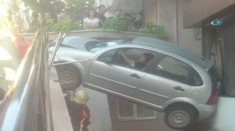 Девушка (не)удачно выехала с парковки