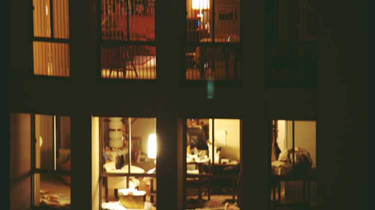 Домоуправляющий потребовал от девушки закрывать шторы