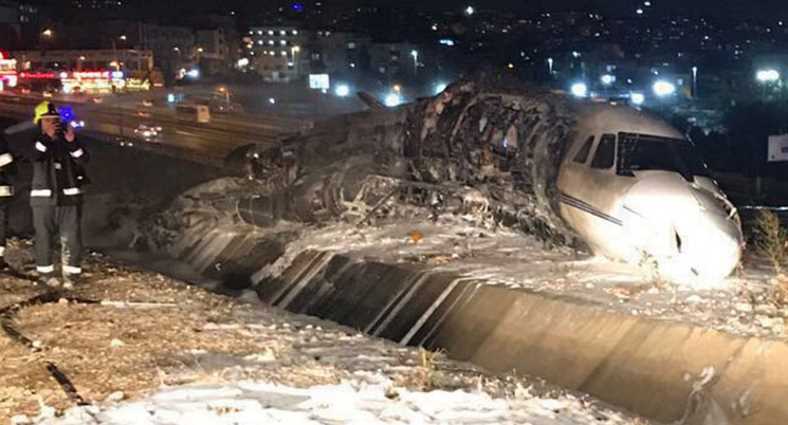 В Стамбуле при посадке разбился самолет