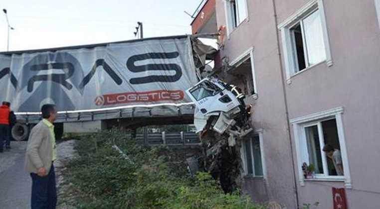 Грузовик въехал в окно 3-го этажа