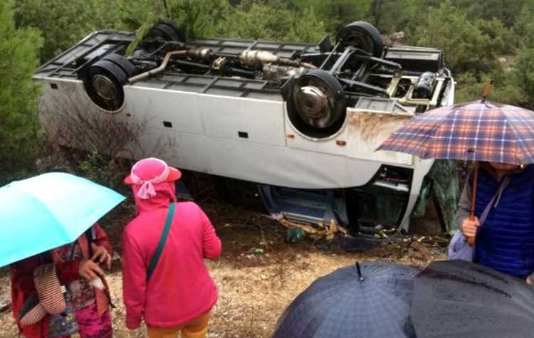 Автобус с 18 туристами перевернулся в Анталии