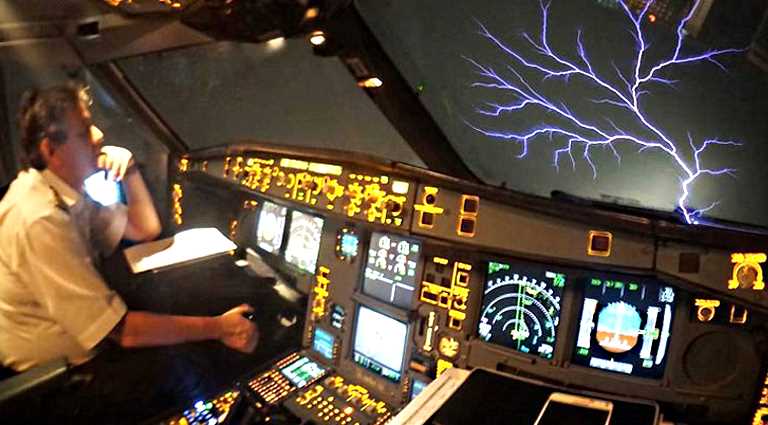 Огни св. Эльма в кабине самолета Turkıish Airlines