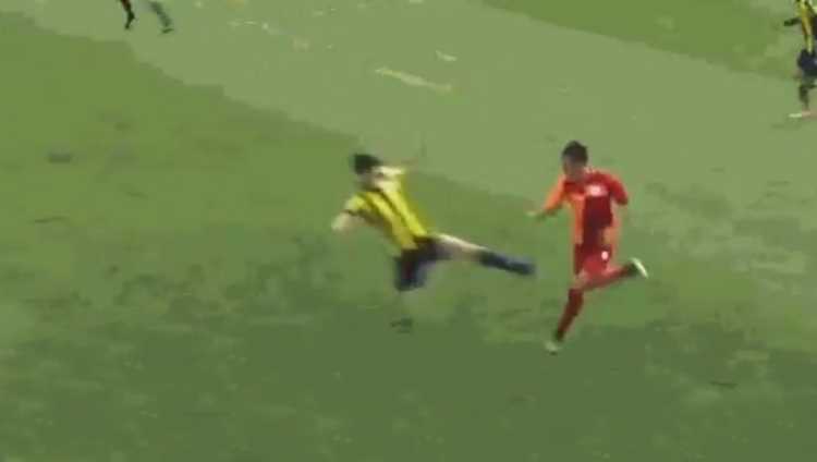 Ужасный прыжок в колено и такое же решение судьи