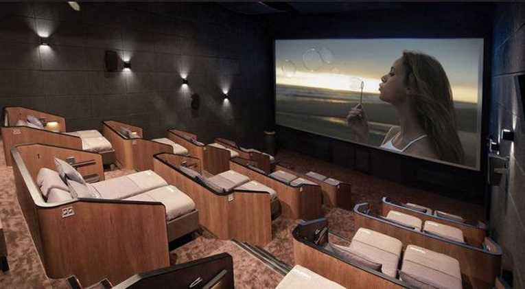 Первый в Турции лежачий кинозал открыли в Стамбуле
