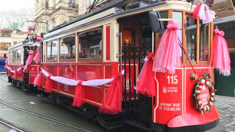 На Истикляль вышли праздничный трамвай и кангалы