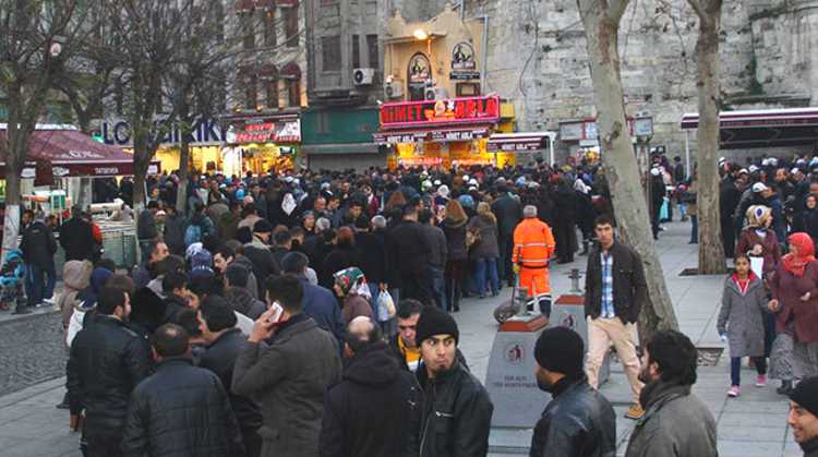 Предновогоднюю очередь в Стамбуле не пугает даже дождь