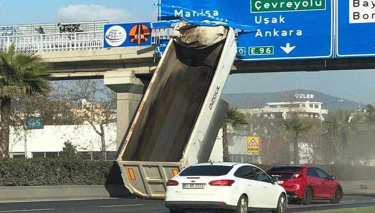 Мост в Измире оказался прочнее грузовика