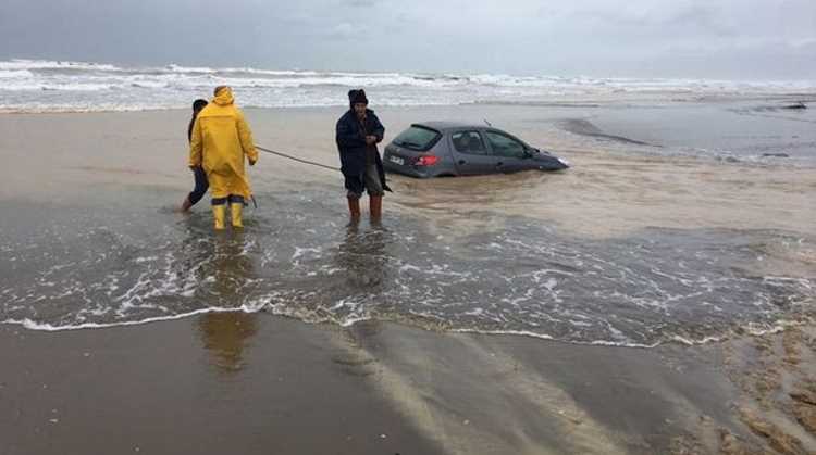 Море наказало водителя за парковку на пляже