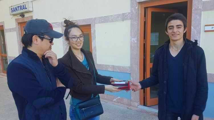 Школьник вернул туристам портмоне с 10 000 лир