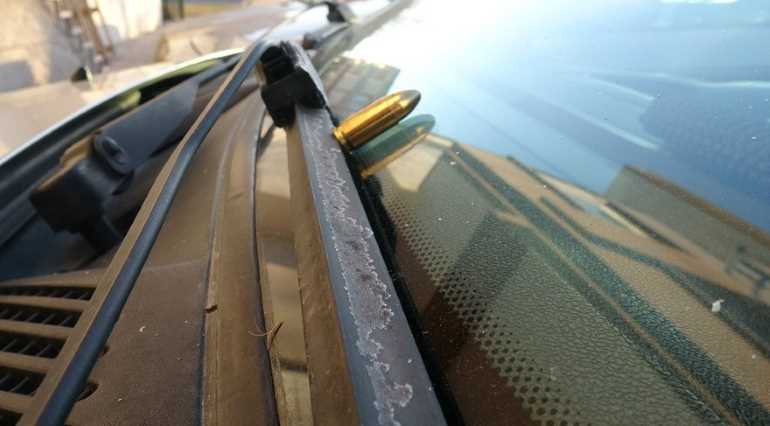 Жители дома в Конье обнаружили на своих машинах пули