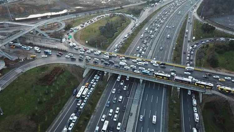 Стамбул начал неделю с огромных пробок