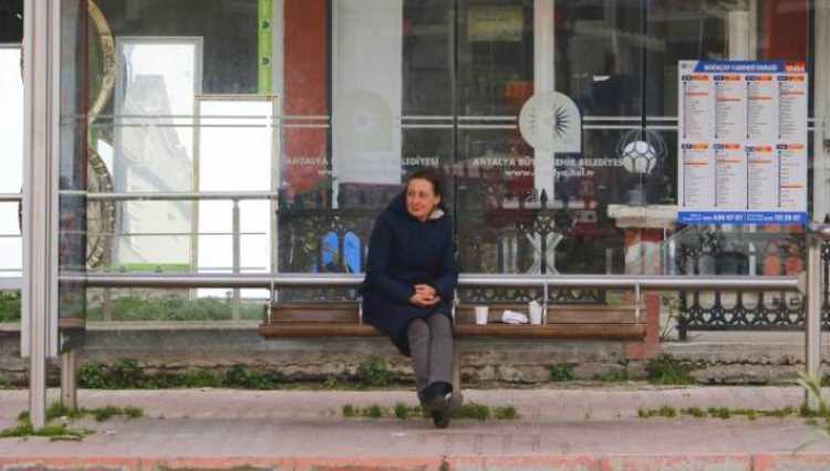 Россиянка 5 дней жила на остановке в Анталии