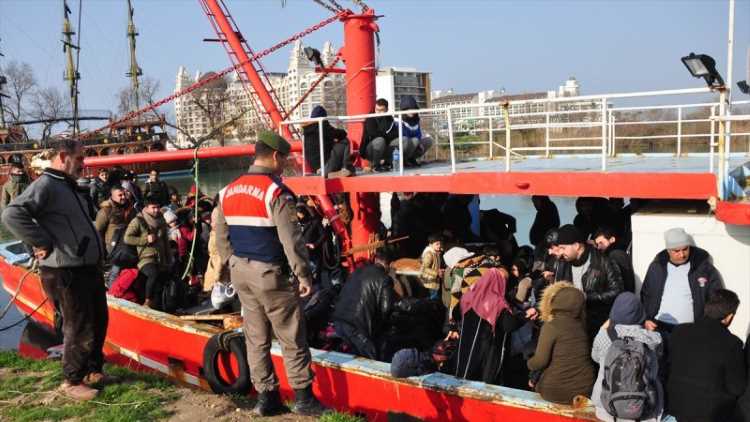 200 беженцев пытались уплыть из Анталии в Италию