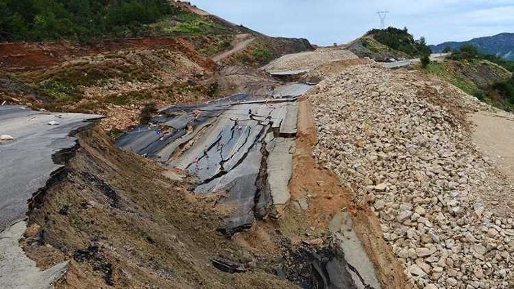 Дожди в Анталии обрушили 30 метров трассы