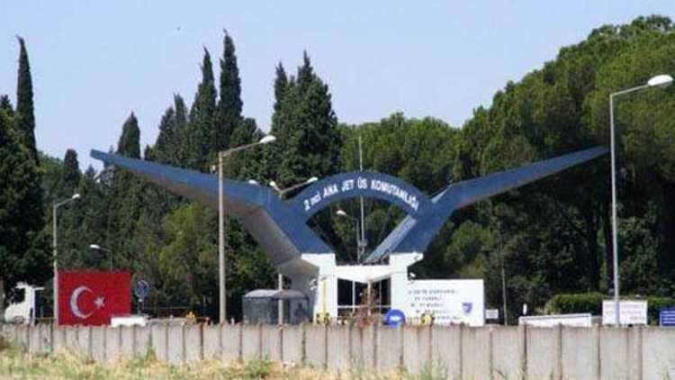 2 военных пилота погибли при крушении самолета в Измире