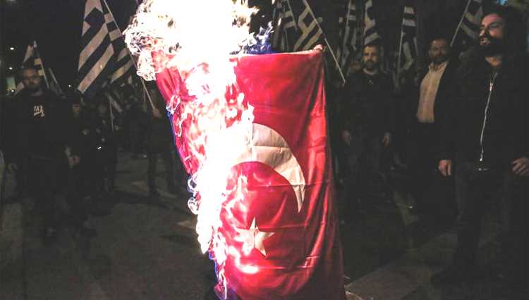 МИД осудил сожжение турецкого флага в Афинах