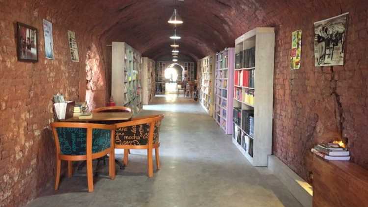 «Библиотека выброшенных книг» действует в столице Турции