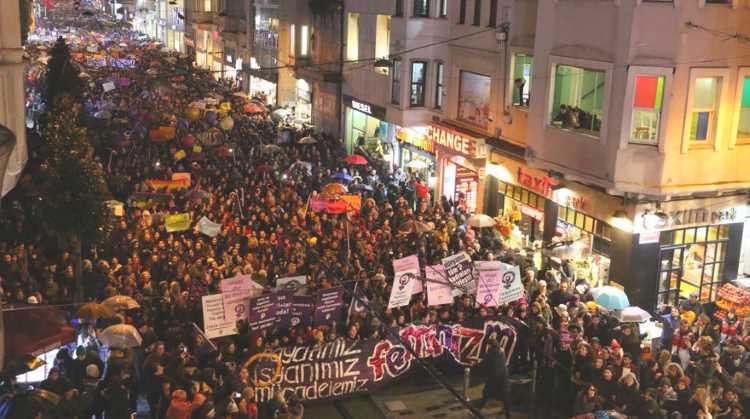 Тысячи женщин прошлись по Истиклялю 8 марта