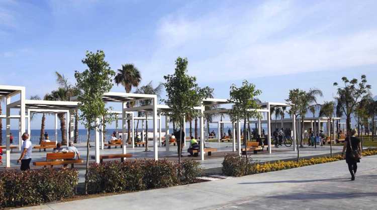 В Анталии открыли часть обновленной набережной