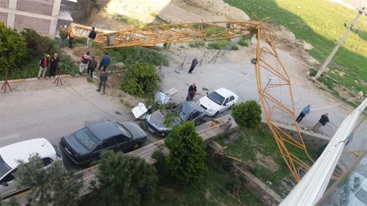 Строительный кран упал в Измире