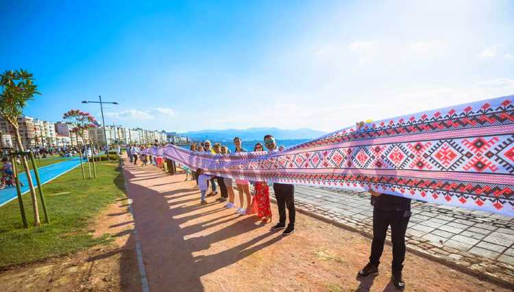 В Измире украинцы развернули 52-метровую вышиванку