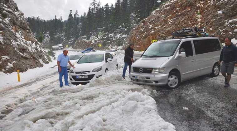 Водители не ожидали увидеть снег в Анталии в мае