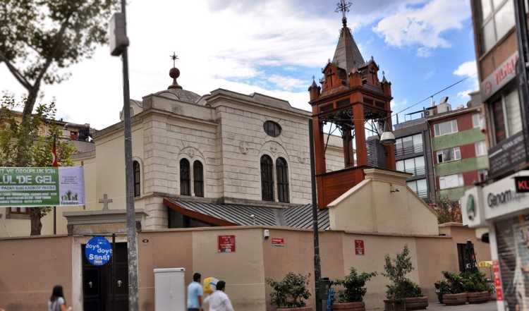 Вандалы осквернили церковь в стамбульском Кадыкёе