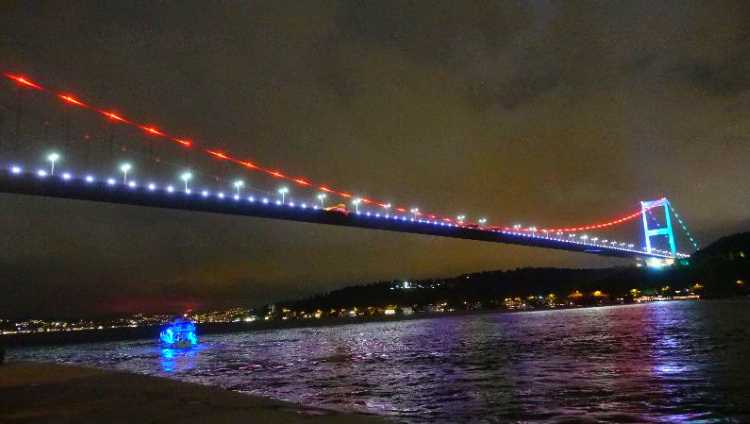 Мост через Босфор окрасился в цвета флага Азербайджана