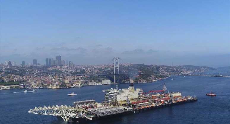 Крупнейшее в мире судно прошло через Босфор