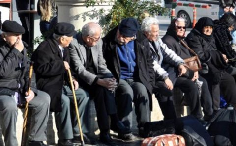 Власти разрешили пожилым гулять дольше