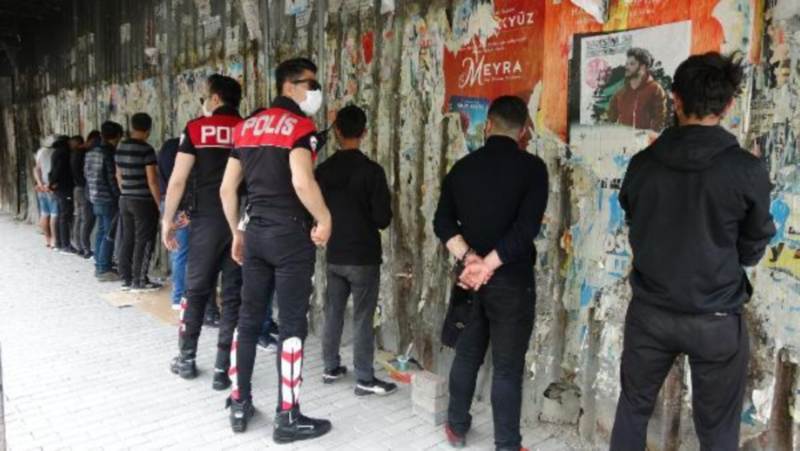 Группу друзей в Стамбуле оштрафовали на 41 000 лир