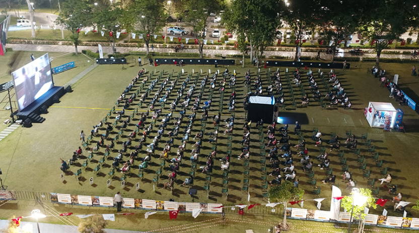 В Анталии кинотеатр устроили прямо на пляже