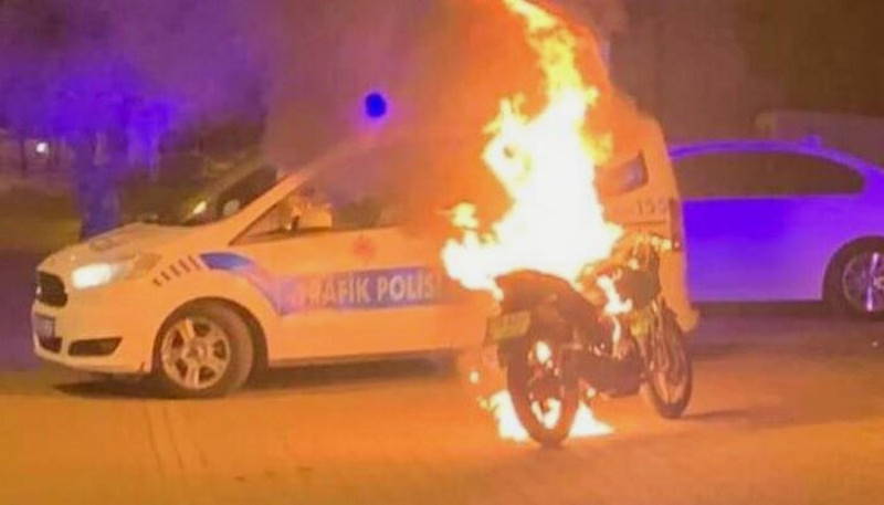 Парень сжёг свой мотоцикл перед полицейскими