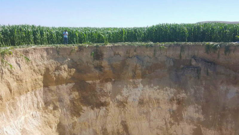 30-метровый провал посреди поля