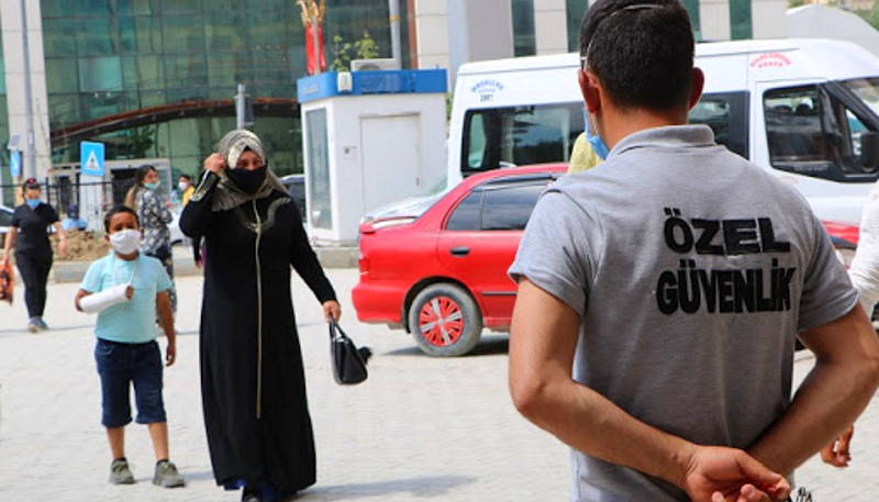 Больница в Турции запретила вход в черных масках