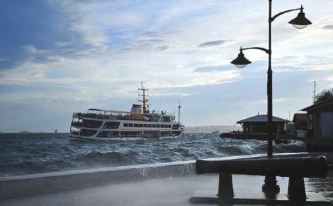 Грозы и сильный ветер пройдут мимо курортов Турции
