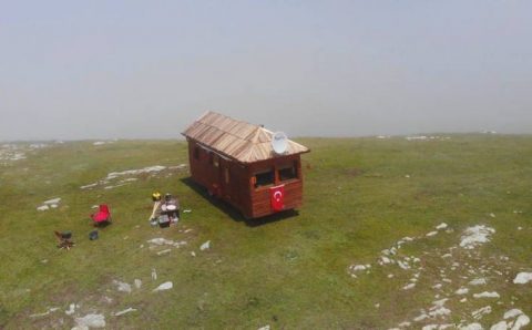 Турок создал настоящий «дом на колесах»