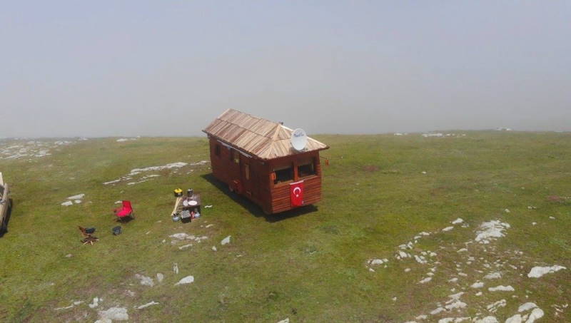 Турок создал настоящий «дом на колесах»