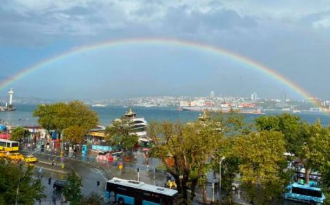 Жители Стамбула радуются радуге над Босфором