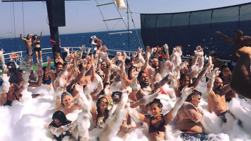 Анталья запретила проведение пенных вечеринок