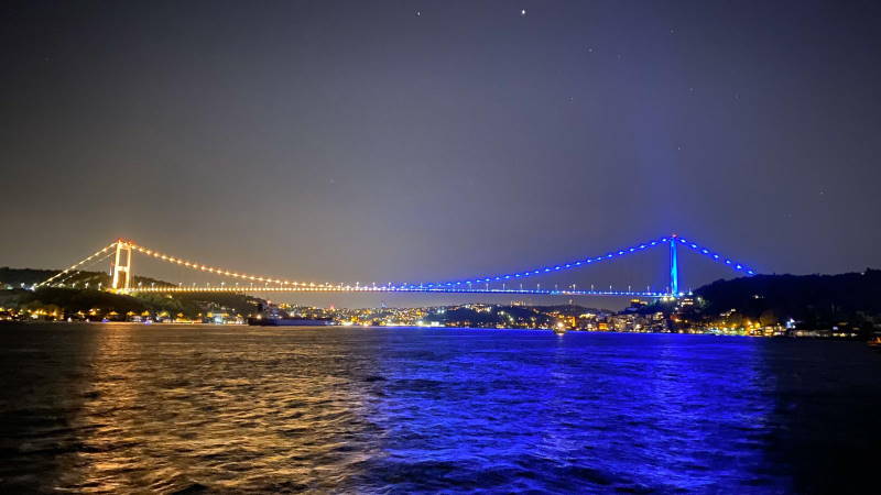 Мосты Стамбула окрасились в цвета флага Украины