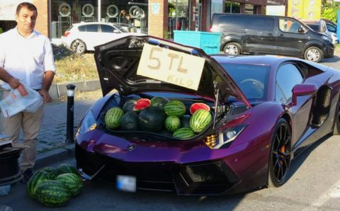 Необычные продавцы арбузов в центре Стамбула