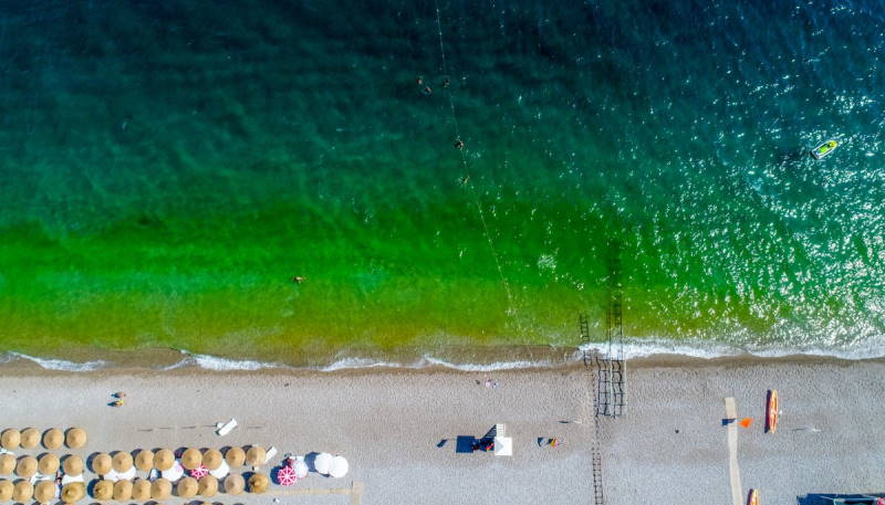 Воды пляжа Коньяалты поменяли цвет